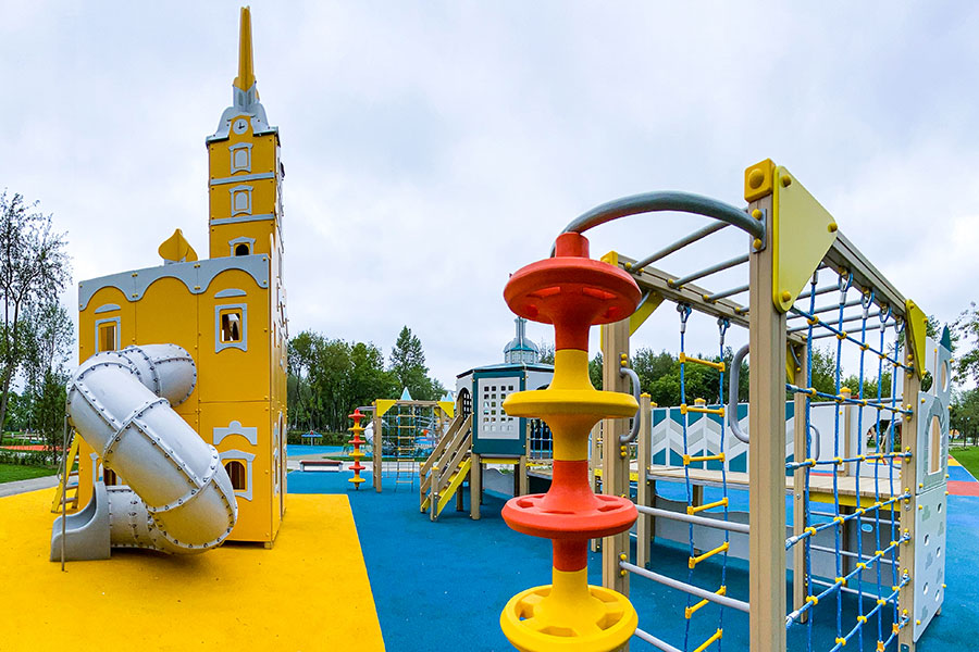Ниже приведены фото детской площадки выполненной в виде городка: