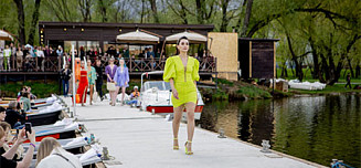 На Москва-реке прошел модный показ от 18 российских дизайнеров